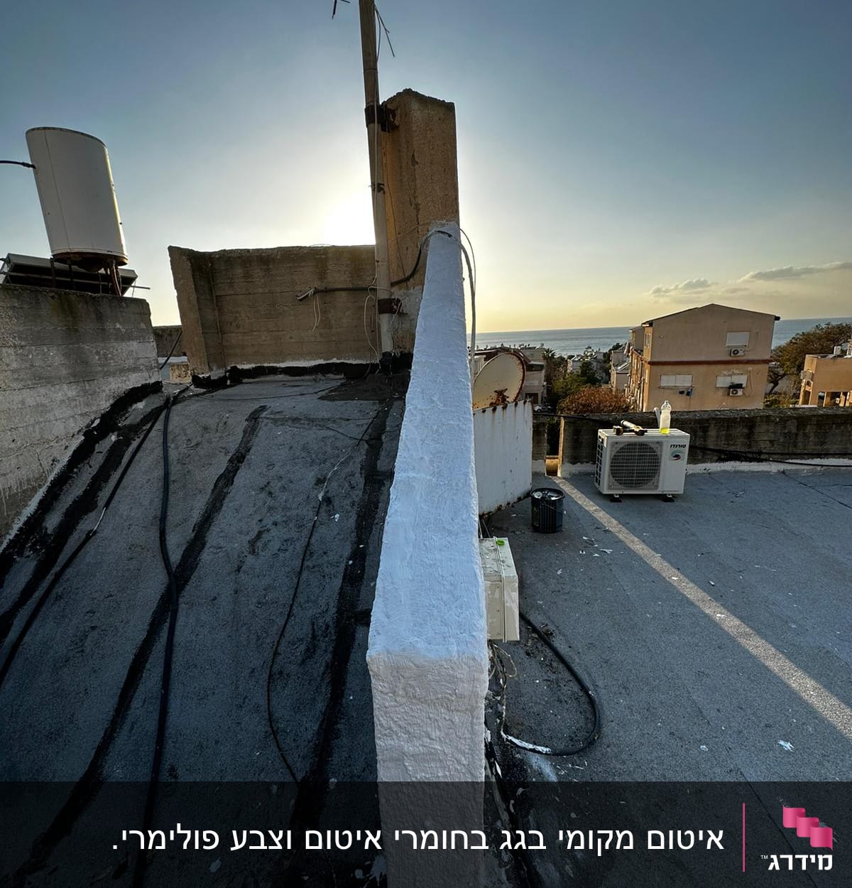 גג עם חומרי איטום, כבלים ומיכל מים
